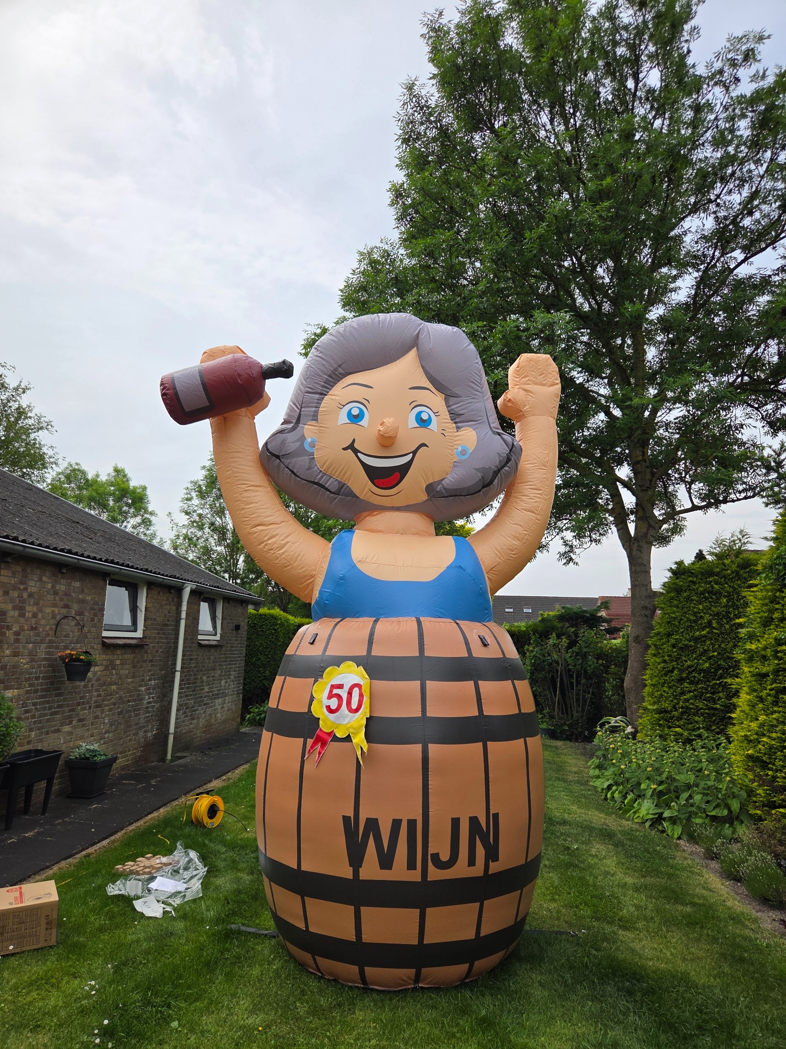 De echte Sarah feestpop van PartyPoppenVerhuur